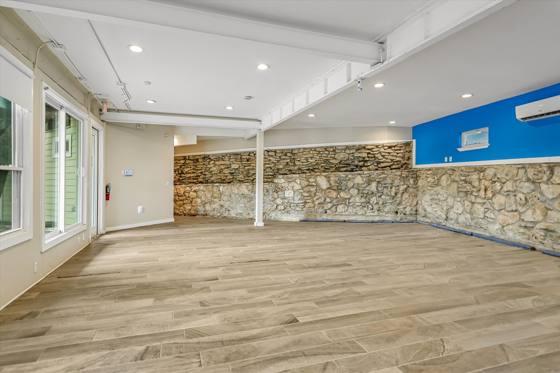 Suite G200 — column-free studio floor