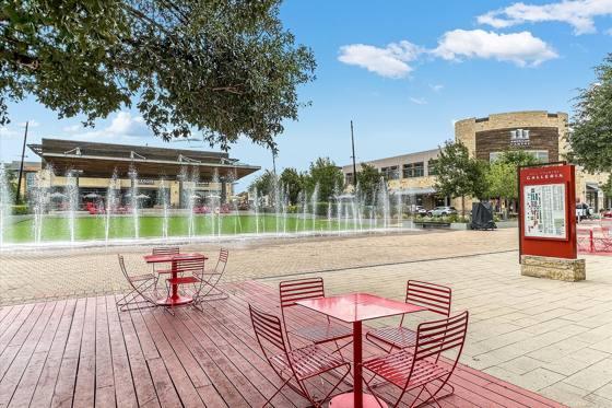 Galleria splash pad and library seating